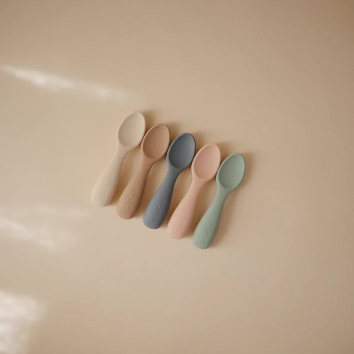 Kit de Colheres Para Bebês Mushie Cambridge Blue e Shifting Sand - Perfect Size for Toddler Hands